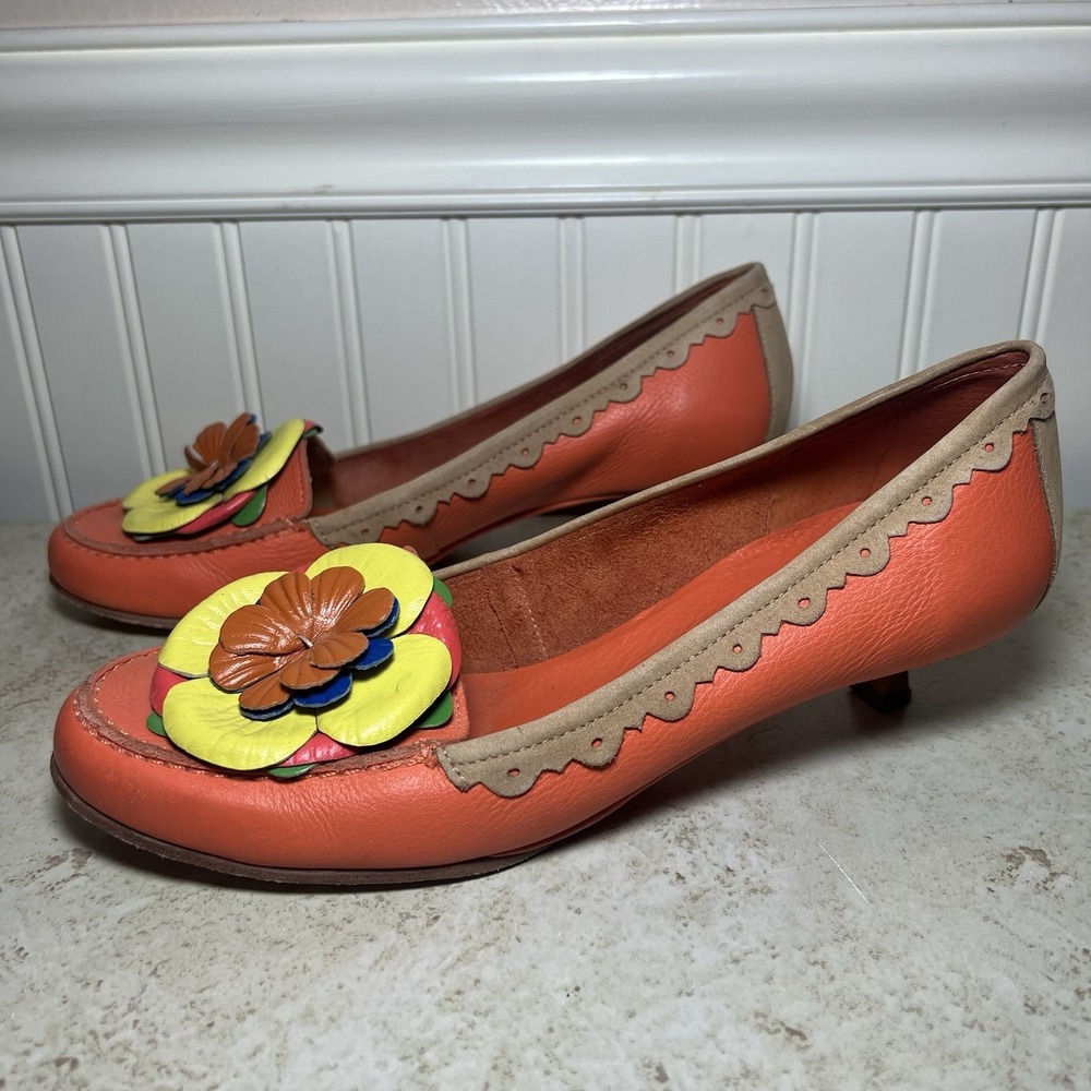 BCBGMAXAZRIA Leather Statement 3D Flower Kitten Heels: Vibrant Editorial Pumps